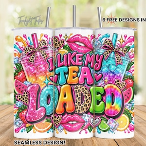 Könnte beinhalten: Ein zylindrischer Becher mit einem lebendigen, farbenfrohen Grafikdesign und dem Text I LIKE MY TEA LOADED. Das Muster enthält Illustrationen von Eistee-Getränken, rosa Lippen, Herzen mit Leopardenmuster, Erdbeeren, Zitrusfrüchten und Spritzern.