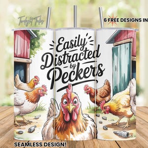 Könnte beinhalten: Ein weißer Becher mit einem humorvollen Design mit Hühnern und dem Text "Easily Distracted by Peckers". Das Design umfasst Illustrationen von Hühnern, eine rote Scheune und die Worte "6 FREE DESIGNS INCLUDED!" und "SEAMLESS DESIGN!"