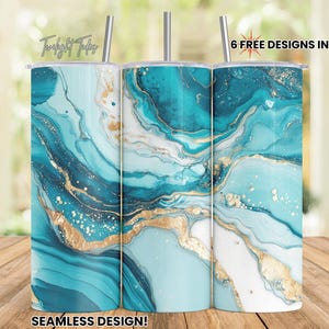 Peut inclure: Trois gobelets en acier inoxydable avec couvercles et pailles. Les gobelets présentent un motif abstrait sans couture de teintes turquoise, blanches et dorées. Le texte "6 FREE DESIGNS INCLUDED!" et "SEAMLESS DESIGN!" sont visibles.