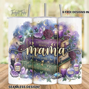 Könnte beinhalten: Ein weißer Becher mit einem himmlischen Design mit gestapelten Büchern, Kristallen, Rosen und Zaubertränken. Die Worte "Celestial Magic Mama", "Potion Lore" und "Spells & Charms" sind sichtbar. Der Becher enthält einen Strohhalm und den Text "6 FREE DESIGNS INCLUDED!" und "SEAMLESS DESIGN!"