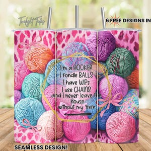 Peut inclure: Un gobelet rose avec un motif de pelotes de laine colorées. Le gobelet porte le texte "I'm a HOOKER I fondle BALLS I have WIPs I use CHAINS and I never leave the house without my 9mm." Comprend 6 modèles gratuits.