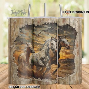 Peut inclure: Trois chevaux courant à travers un champ avec un coucher de soleil en arrière-plan. L'image est sur un fond en bois avec un aspect vieilli. Le texte "Seamless Design!" est en bas de l'image.