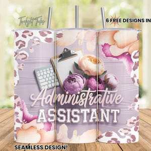 Puede incluir: Juego de tres vasos de acero inoxidable con tapas y pajitas. Los vasos presentan un diseño con las palabras "Administrative Assistant" y detalles florales y de estampado de leopardo. El diseño incluye un teclado, un portapapeles y flores.