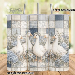 Op de afbeelding: Set van vijf roestvrijstalen bekers met deksels en rietjes. De bekers hebben een naadloos ontwerp van witte ganzen, blauwe bloemen en een patchworkpatroon. Tekst op de bekers luidt "Twilight Today", "6 FREE DESIGNS INCLUDED!" en "SEAMLESS DESIGN!"