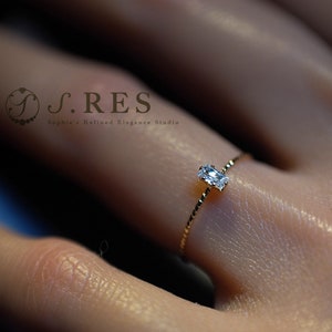 Zierlicher rechteckiger 14k Gold Filled Zirkonia Carving Ring (Ultradünner Ring)