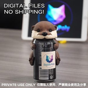 Puede incluir: Una figura de nutria de color marrón y crema abrazando una lata de bebida negra. La lata tiene una etiqueta blanca con el texto Sophie Poly y un logotipo de zorro geométrico. El texto superior dice DIGITAL FILES NO SHIPPING! y PRIVATE USE ONLY.