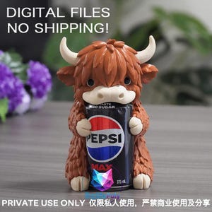 Puede incluir: Una figura de vaca Highland marrón con cuernos blancos sosteniendo una lata de Pepsi Max negra de 375 ml. El texto DIGITAL FILES NO SHIPPING! y PRIVATE USE ONLY es visible. La figura tiene un pelaje texturizado y un hocico blanco.
