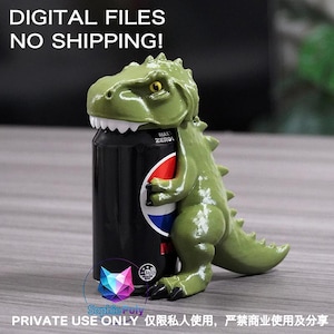 Può includere: Una statuetta di Tyrannosaurus Rex verde che tiene in mano una lattina di bibita nera. Il testo DIGITAL FILES NO SHIPPING! appare in alto, e PRIVATE USE ONLY con caratteri cinesi in basso, insieme a un logo di volpe geometrica colorata.