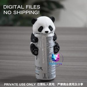 Può includere: Una statuetta di panda in bianco e nero progettata per avvolgersi attorno a una lattina di bevanda standard. Il panda ha orecchie, macchie oculari e arti neri, con viso e pancia bianchi. Il testo DIGITAL FILES NO SHIPPING! è visibile nell'immagine.