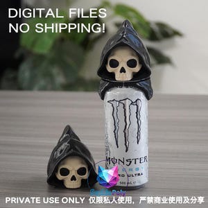 Puede incluir: Dos calaveras impresas en 3D con capuchas negras, una colocada sobre una lata de Monster Energy Zero Ultra de 500 ml y otra al lado. El texto DIGITAL FILES NO SHIPPING y PRIVATE USE ONLY es visible en la imagen junto con un logotipo.