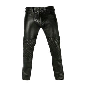 Könnte beinhalten: Schwarze Lederhose mit Frontreißverschluss, Bund mit Gürtelschlaufen und gesteppten Rautenmustern im oberen Frontbereich sowie an den Knien. Das Design weist eine glatte Oberfläche an den übrigen Bereichen der Hosenbeine auf.