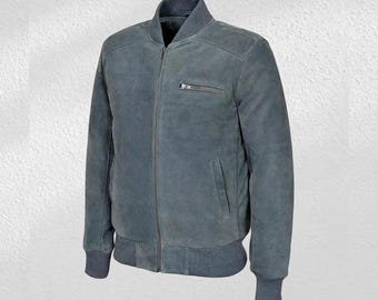 Può includere: Giacca bomber in camoscio grigio ardesia con colletto, polsini e orlo a coste. La giacca presenta una chiusura frontale con zip, una piccola tasca sul petto con zip e due tasche laterali. Stile classico.