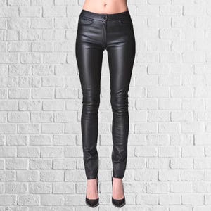Pantaloni in pelle da donna, fatti a mano, pantaloni in vera pelle di agnello, vestibilità attillata.