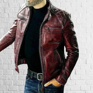 Herren-Lederjacke in Burgunderrot, Motorradjacke aus echtem Lammleder, gesteppte Schulterpartie, Bikerjacke aus Leder, Jacke mit Reißverschluss