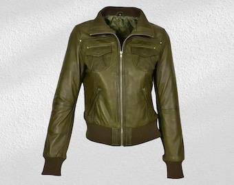 Puede incluir: Chaqueta de cuero verde oliva con cremallera, dos bolsillos en el pecho y dos bolsillos laterales. La chaqueta tiene dobladillo y puños de canalé y cuello. El forro interior es un estampado de camuflaje.