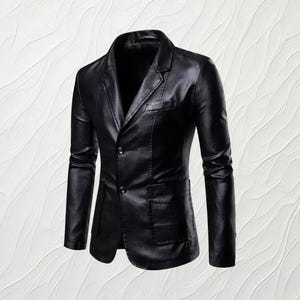 Peut inclure: Un blazer en cuir noir avec un revers cranté classique, une fermeture à deux boutons et deux poches sur le devant.