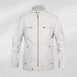 Peut inclure: Veste en cuir blanche avec col montant et fermeture éclair. La veste comporte deux poches de poitrine zippées, deux poches latérales et une petite poche sur la manche gauche. Coupe ajustée et style motard classique.