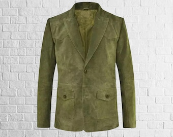 Puede incluir: Blazer de ante verde oliva con solapas de muesca, dos bolsillos delanteros y cierre de un botón. La chaqueta tiene mangas largas y un corte entallado, adecuado para un look casual elegante.