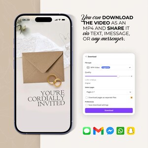 Op de afbeelding: Een smartphonescherm toont een trouwkaartontwerp met de tekst "You're Cordially Invited". Het ontwerp bevat een bruine envelop, gouden ringen en kant. Het scherm toont ook downloadopties voor een MP4-video.