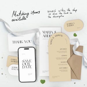 Op de afbeelding: Een verzameling trouwbriefpapier, waaronder een menu, een save-the-date kaart, een bedankkaart en tafelkaarten. Het ontwerp heeft elegante typografie en een neutraal kleurenpalet. Een smartphone toont "Save Our Date."