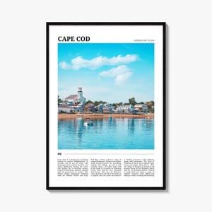 Könnte beinhalten: Ein gerahmter Kunstdruck mit einem Foto der Küste von Cape Cod, einem weißen Leuchtturm, kleinen Booten auf blauem Wasser und einem Sandstrand unter einem hellblauen Himmel. Der Text lautet CAPE COD, MASSACHUSETTS, USA, inklusive eines Textabschnitts.