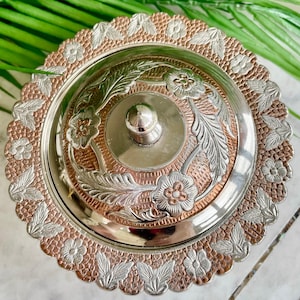 Vintage tvåfärgad sockerskål med lock — Silverfärgad kropp och koppardetaljer, dekorativ godis-/sockerskål