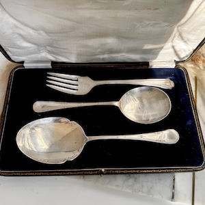 Conjunto de servir vintage banhado a prata, na caixa original – faca, garfo e colher. Fabricado na Inglaterra.