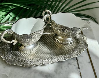 Juego vintage de crema y azúcar bañado en plata: bandeja con relieve de las Tierras Altas