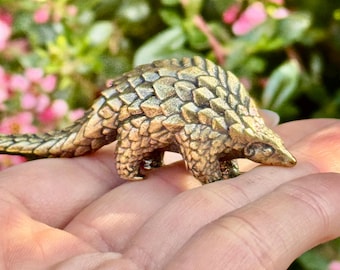Figura de pangolín de latón macizo con escamas texturizadas: una curiosa criatura de colección.