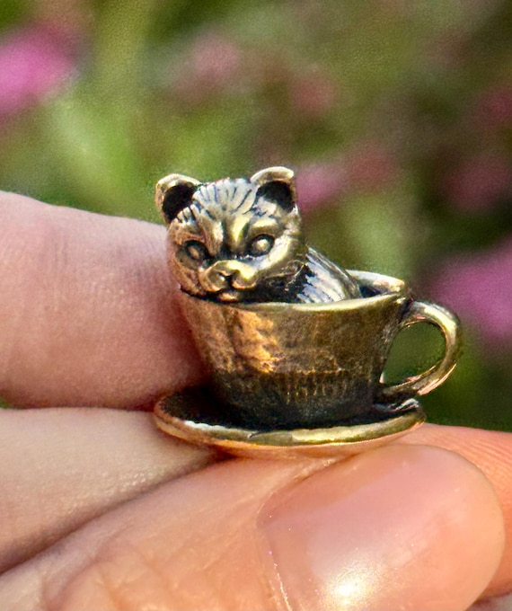 ティーカップに座る小さな真鍮製の猫の置物 - ミニチュア動物彫刻