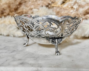 Bombonera Mappin & Webb, bañada en plata, con base, borde perforado y asas.