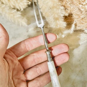 Tenedor para encurtidos antiguo chapado en plata, mango de nácar, utensilio de servir victoriano.