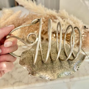 Porta toast antico in EPNS con base a forma di foglia d'uva, supporto per la colazione in argento placcato e inciso.