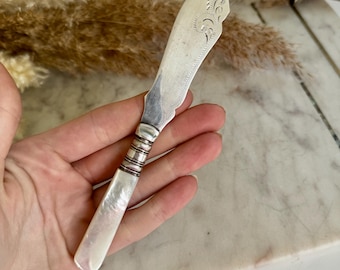 Vintage botermes met parelmoer handvat, verzilverd, sierlijk mes, spreider in antieke stijl