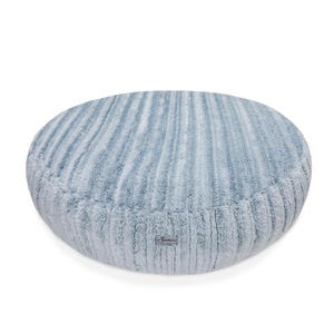 Könnte beinhalten: Ein Set aus drei Keramikbechern mit gesprenkelter, matter Oberfläche. Die Becher sind in Creme-, Hellgrau- und Dunkelgrautönen gehalten. Jeder Becher hat ein schlichtes, minimalistisches Design.