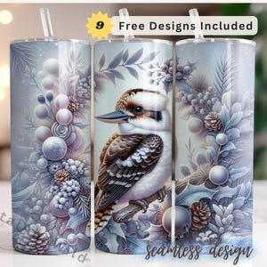 Può includere: Un bicchiere in acciaio inossidabile con un design di un uccello kookaburra in una scena invernale con colori blu, bianco e grigio. Il bicchiere ha una cannuccia e il testo "9 Free Designs Included" e "seamless design" è visibile.