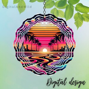 Puede incluir: Un carillón circular colorido y en capas con una escena de puesta de sol. La escena presenta palmeras, un horizonte de la ciudad y un océano ondulado. El carillón está hecho de metal y tiene una cadena plateada.