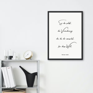 Inspirujący cytat Mahatmy Gandhiego „Bądź zmianą, którą chcesz zobaczyć w świecie”.