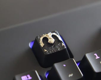 Símbolo de Jeanne d. Tecla mecánica personalizada de aleación de zinc y aluminio para el clásico anime Fate. Juguete coleccionable hecho a mano, único y personalizable.