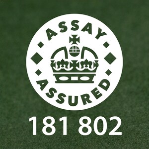 以下が含まれることがあります： 「Assay Assured」というテキストと王冠が描かれた白い円。円の真下に181 802という数字が書かれている。