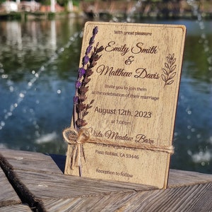 Personalisierte Hochzeitseinladung aus Holz und Lavendel, Hochzeitseinladungen aus Holz, rustikale Hochzeiten, florale Einladung, personalisierte Holzeinladung