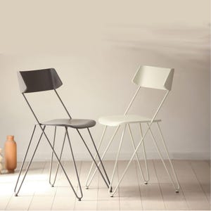 Cadeira de Jantar Moderna Ibsen One – Cadeira de Madeira Laqueada Personalizável em Branco ou Cinza, Design Italiano Contemporâneo, Móveis de Luxo Minimalistas