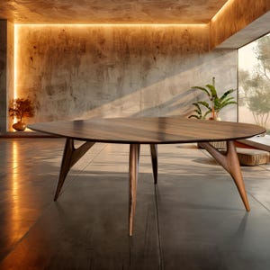 Könnte beinhalten: Ein moderner, ovaler Esstisch aus Holz mit dunkler Holzmaserung. Der Tisch hat vier angewinkelte Beine und ein schlankes Design. Der Tisch ist etwa 244 cm lang und 122 cm breit.