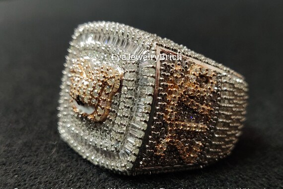 Anello Uomo Iniziale C Anello Quadrato Iniziale Placcato Oro 14KT – Lettera C, Stile Hip Hop, Taglie 8-13 Per Uomo! Gioiello Uomo Taglia Grande - Foto 10