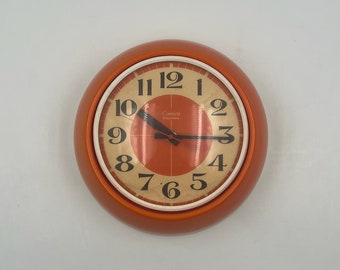 Horloge murale Comsest Space Age - Déco rétro-futuriste italienne vintage des années 1970 - Couvercle dôme transparent en plastique orange