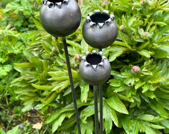 Open Poppy Seed Pods Plant Stake / Set of 3/Garden Sculpture/ Rusty Garden Ornament, Garden Gift / Metal Flowers