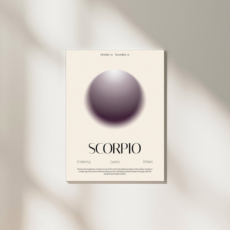 K&ouml;nnte beinhalten: Ein gerahmtes Poster mit dem Sternzeichen Skorpion. Es zeigt eine lilafarbene Kugel mit Farbverlauf, das Wort "SCORPIO" und die Daten "23. Oktober - 21. November". Der Hintergrund ist cremefarben, mit einem minimalistischen Design.