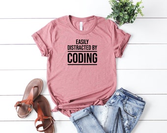 Chemise facilement distraite par le codage T-shirt de programmeur intelligent Chemise d'informatique amusante pour codeurs, parfaite pour les professionnels de l'informatique