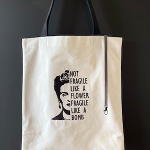 Frida Kahlo | fragile like a bomb | Bestickte Stofftasche | 100% Baumwolle | 220g/m2 | Gurtband | Weiss | Beige | Innenfach | Schlüsselband