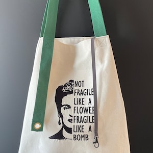 Frida Kahlo | fragile like a bomb | Bestickte Stofftasche | Beige Baumwolle | 220g/m2 | Gurtband | Reißverschlußinnentasche | Schlüsselband